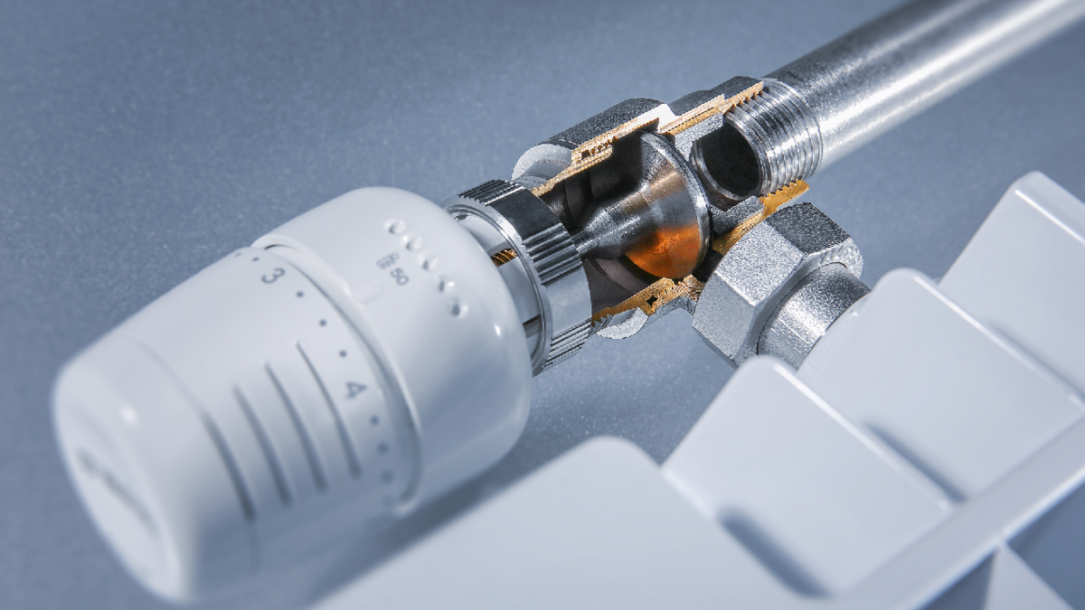 Практически каждый из нас может увидеть на радиаторах в своих квартирах и частных домах небольшие цилиндры с цифрами, обычно белого цвета, – термоголовки.